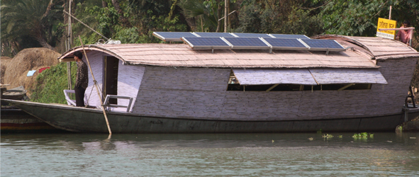 A Shidhulai Swanirvar Sangstha boat with solar panels (Image: Shidhulai Swanirvar Sangstha).