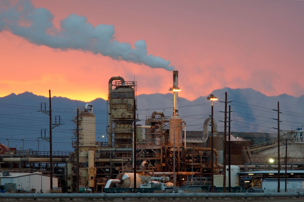 A geothermal energy plant taps deep underground heat from the southern San Andreas Fault rift zone near the Salton Sea near Calipatria, California (Image: Breaking Energy).